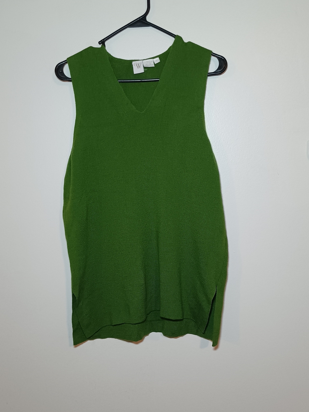 100% Wool Sleeveless V‑Neck Knit Tank Top in Forest Green